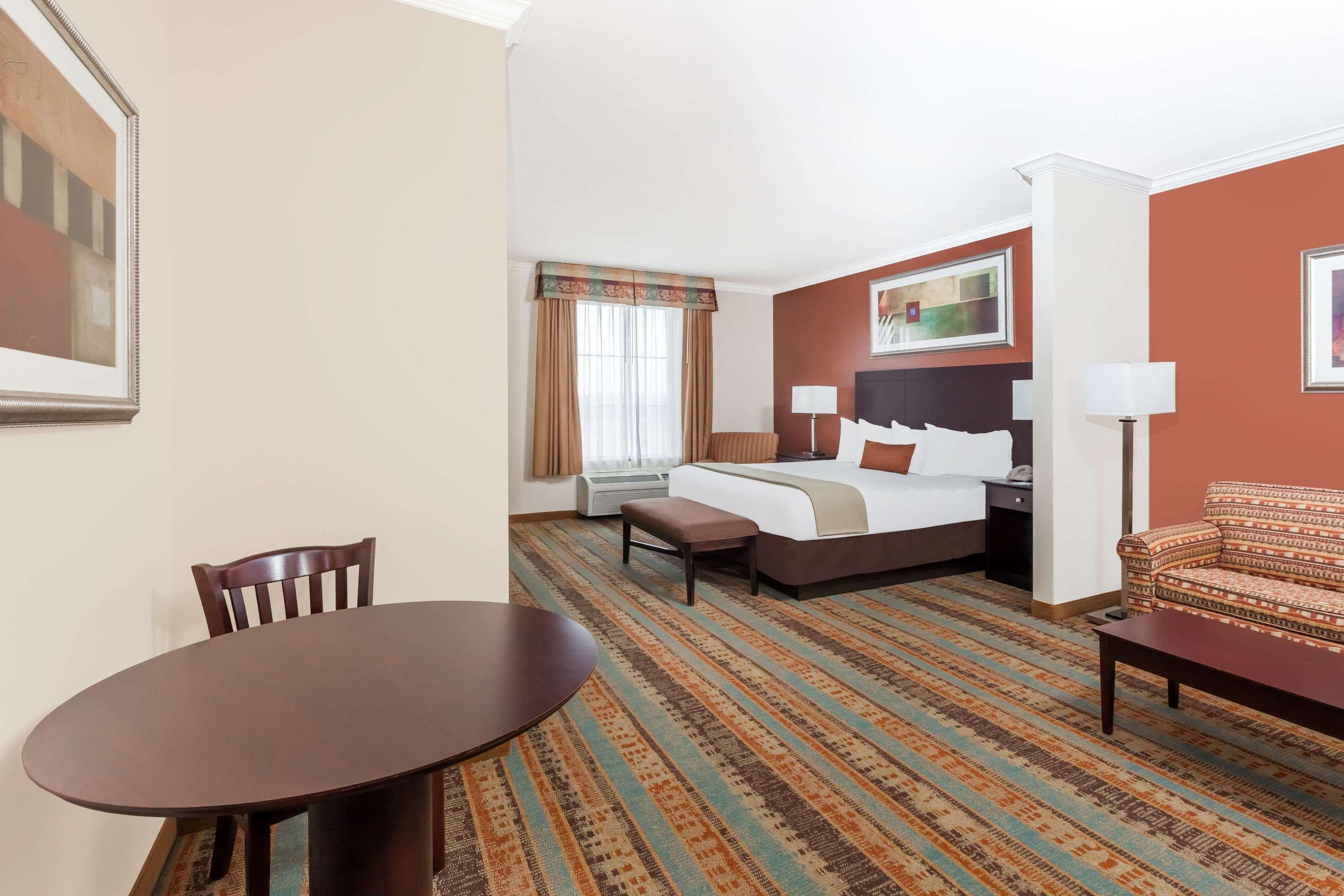 Baymont By Wyndham Henderson Hotel Exterior photo